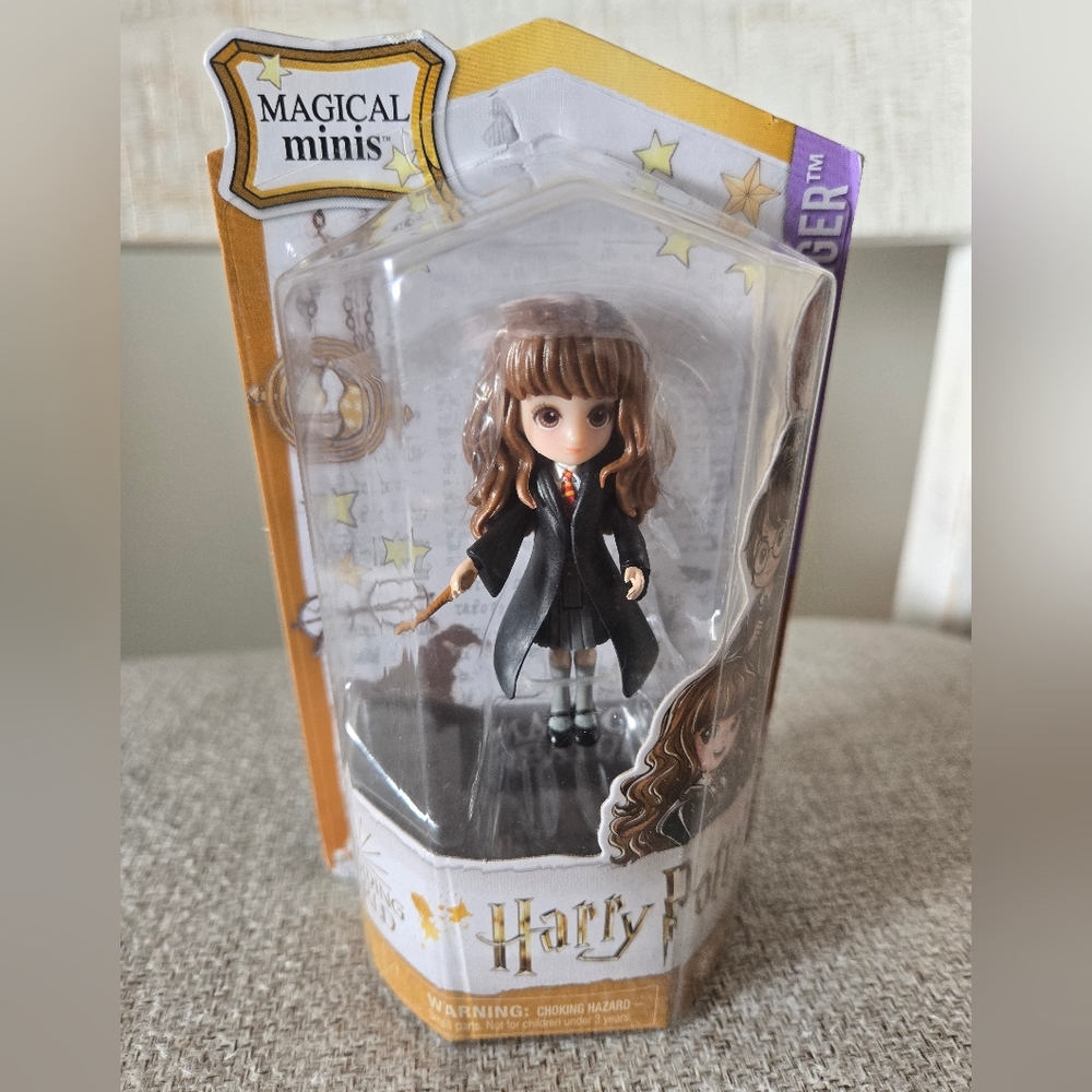 NEW BNIB HARRY POTTER HERMIONE GRANGER Magical mini MINIATURE FIGURINE - Picture 2 of 4